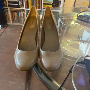 Giani Bernini - Size women's 11, NEVER WORN, 3.5 Inch Pump. Beige.